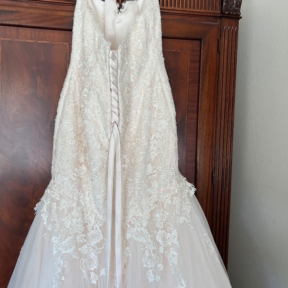 VERA WANG WEDDING DRESS never worn never altered - Picture 3 of 8